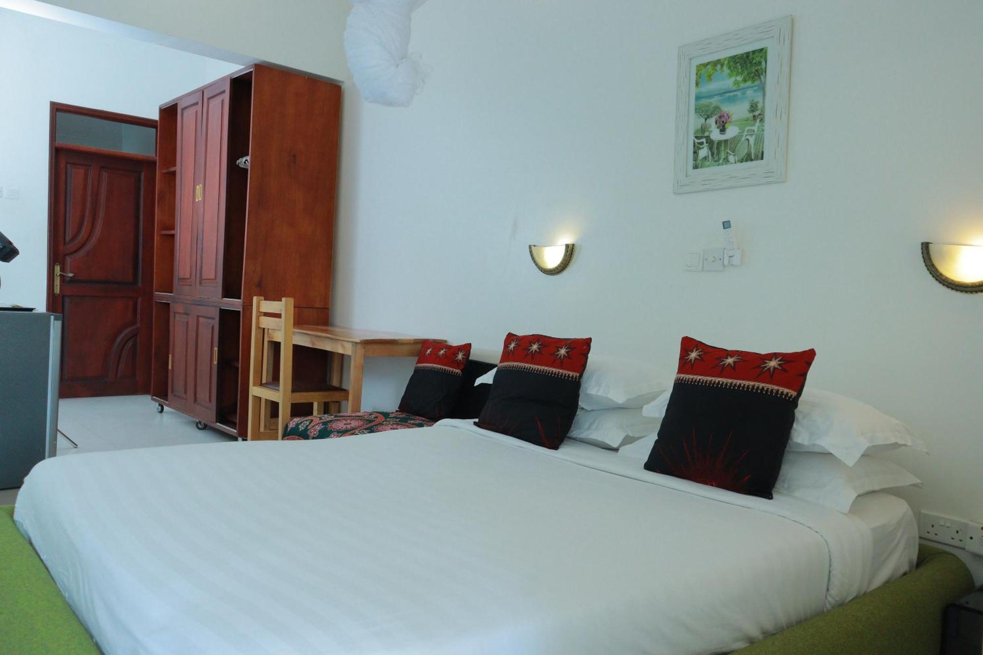 Mowicribs Hotel And Spa Entebbe Exterior foto