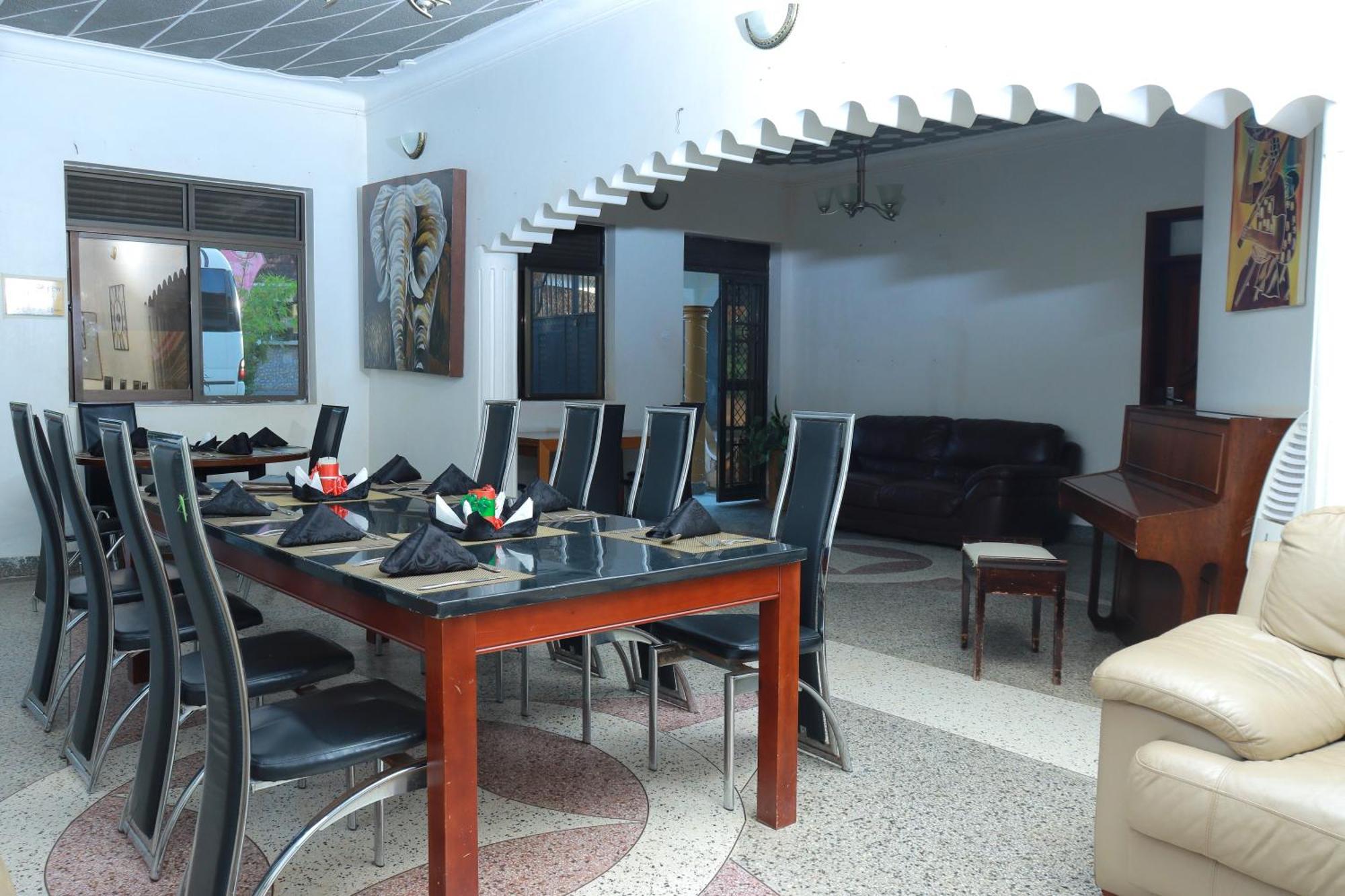 Mowicribs Hotel And Spa Entebbe Exterior foto