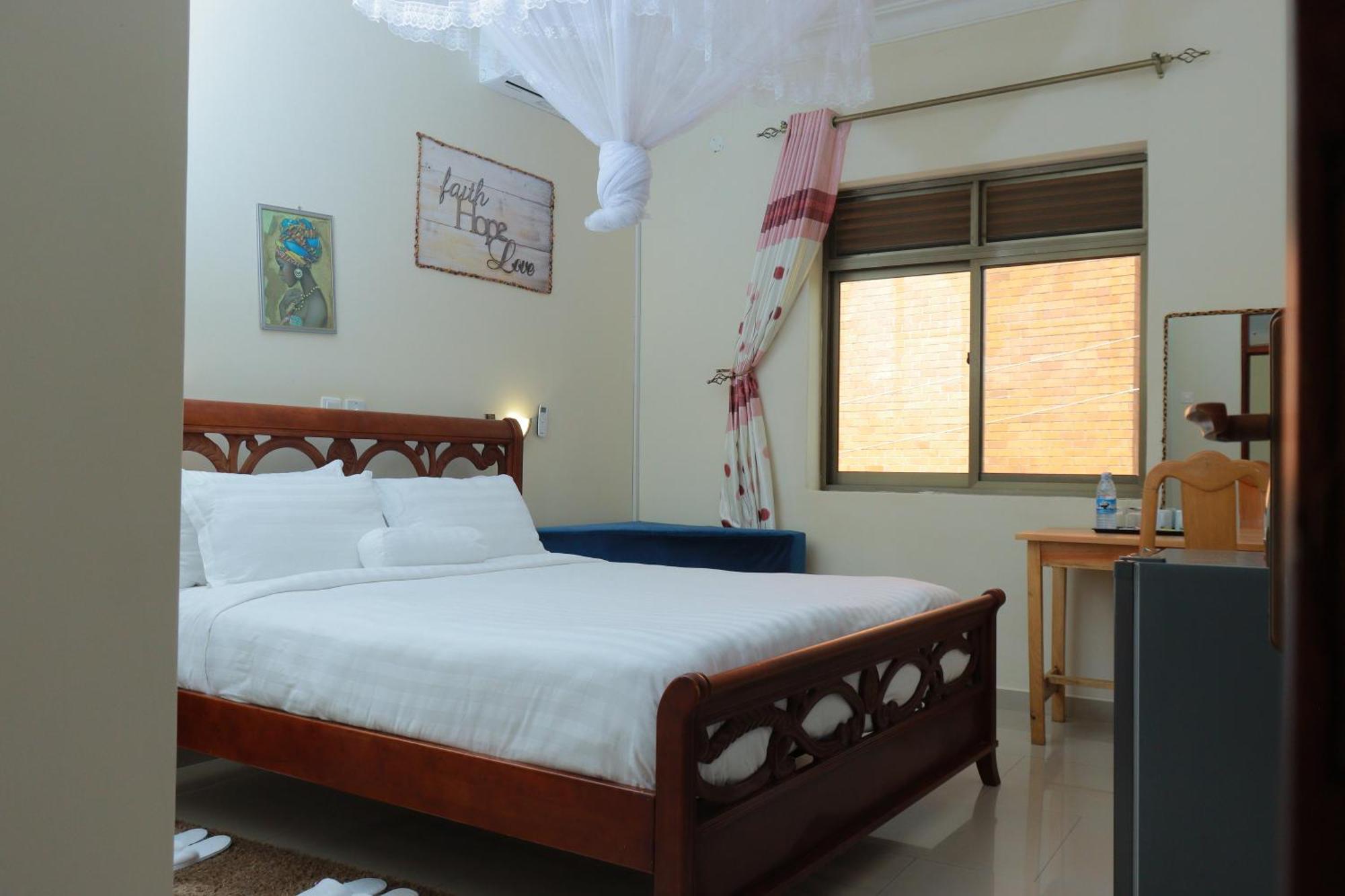 Mowicribs Hotel And Spa Entebbe Exterior foto