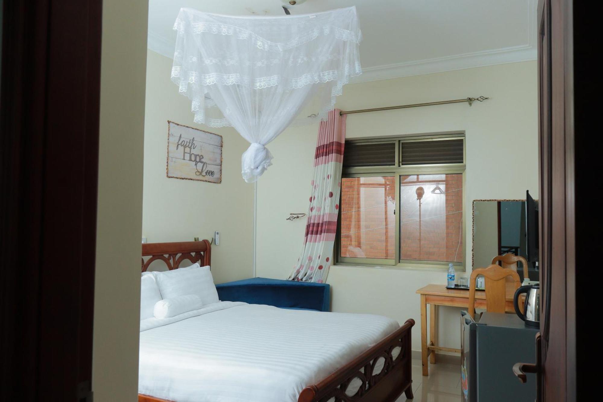 Mowicribs Hotel And Spa Entebbe Exterior foto